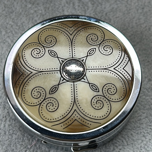 Brighton Lucite Vintage Pill Box - Picture 5 of 5